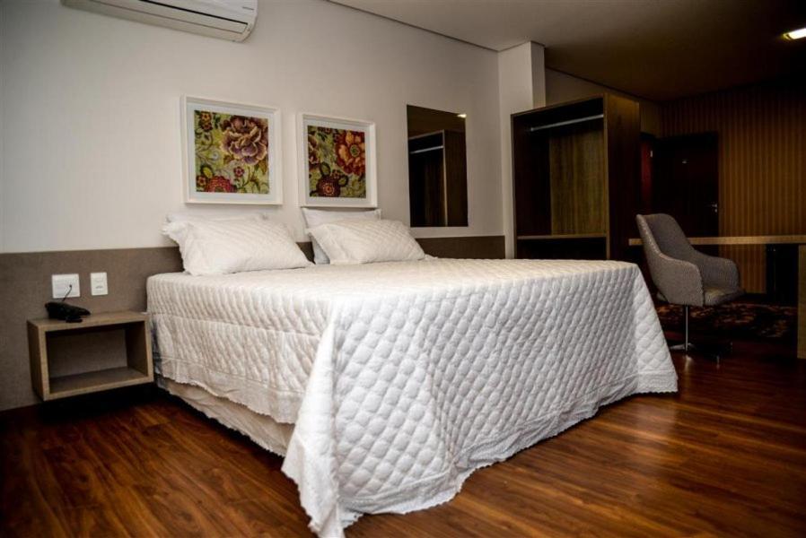 Grand Café Hotel Manhuacu Esterno foto